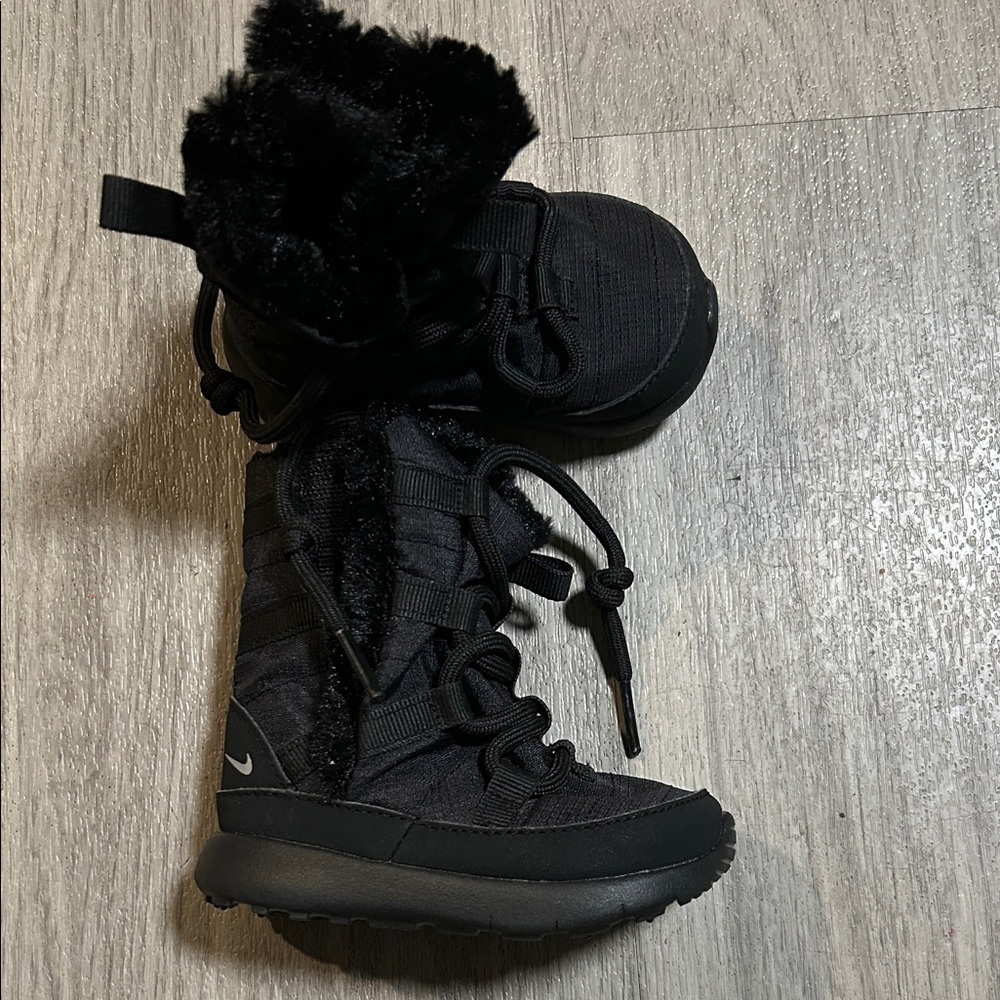Nike Kids Black Furry Boots (baby)